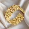 Anillo de acero inoxidable retro chapado en oro, sensación de lujo ligero de alta gama, acero de titanio, no se decolora, estilo nicho, anillo popular transfronterizo