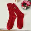 26 Meias Vermelhas para Mulheres, Meia-panturrilha, Outono e Inverno, Padrão Trançado, Meias de Natal, Bordado de Boneco de Neve, Meias Slouch Versáteis da Moda Zhejiang Atacado