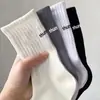 Calcetines Clásicos Casuales de Color a Media Pantorrilla para Hombres y Mujeres, Calcetines Deportivos Absorbentes de Sudor y Desodorantes, Calcetines Versátiles de Moda Bordados con Letras