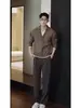 Suéter de duas peças na cor marrom melado, com gola em V, para homens, look de outono e inverno, camisa polo de malha casual estilo coreano