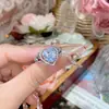 Anillo Serie Amor de Temperamento Elegante Camelia para Mujer Chapado en Platino con Imitación de Moissanita Anillo de Moda para Boda y Banquete
