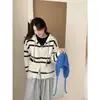Elegante abrigo tipo suéter con capucha y cremallera de longitud media, a rayas, de corte holgado, estilo coreano, para mujer, perfecto para otoño e invierno, con un ambiente casual y relajado