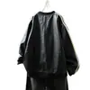 Colección nueva Primavera/Otoño 2026: una chaqueta corta de cuero PU súper moderna y genial estilo motociclista con cuello alto y tres franjas, en negro