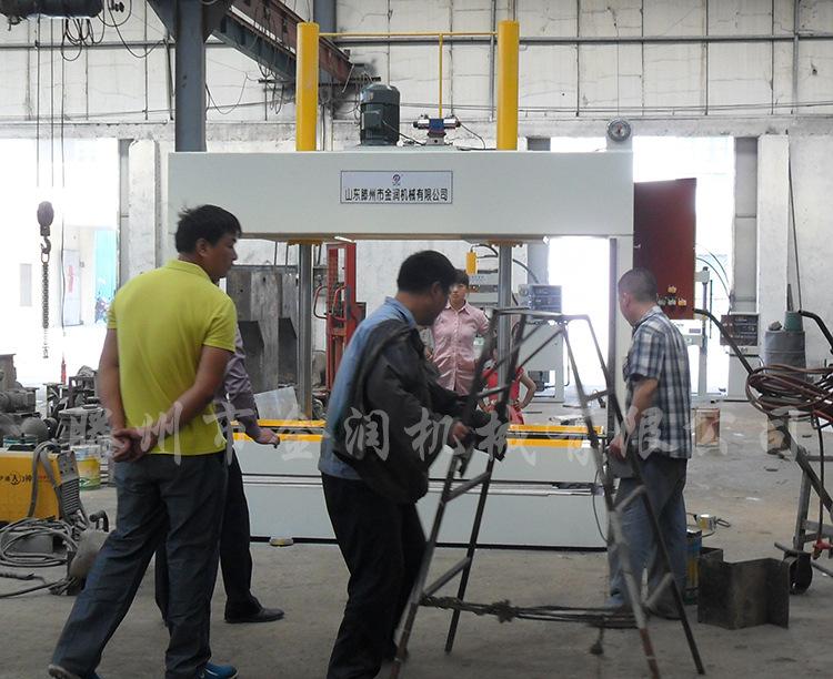 50吨框架液压机实物图2