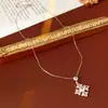 Conjunto de Brincos e Colar Flor de Zircônia Agulha de Prata, Conjunto Versátil de Luxo Leve e de Nicho, Joias de Estilo Retro Francês para Mulheres com um Toque de Alto Padrão