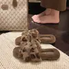Chinelos peludos estilo coreano para outono e inverno para mulheres, novo modelo 2026, sapatos slip-on estilosos de bico aberto para uso externo