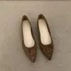 2026 Nuevos Zapatos de Salón de Punta Fina con Pedrería Estilo Retro, Corte Bajo, Suela Suave, Tacón Bajo, Versátiles para el Trabajo, Zapatos Mary Jane de Gamuza con Temperamento