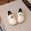 Zapatos de cuero estilo británico retro para niñas, nuevo modelo primavera y otoño 2026, mocasines versátiles para niños pequeños y niños pequeños