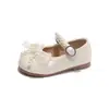 Sapatos Pequenos de Couro para Meninas 2026 Outono Novo Sapatos de Performance com Laço e Pérolas Infantis Sapatos Macios e Estilosos com Solado de Pérolas para Meninas