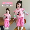 Colección moderna de primavera y otoño para niñas pequeñas: sudaderas y pantalones de chándal elegantes, con diseños únicos, estampados de dibujos animados y rayas de colores - un conjunto de dos piezas