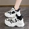 Sapatos Femininos 2026 Novos Tênis Brancos Versáteis para Primavera e Outono com Aumento de Altura Oculto, Sapatos Casuais 'Dad Shoes' de Solado Grosso