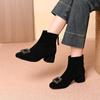 Botas Curtas de Camurça de Bico Fino Francês e Salto Grosso para Mulheres 2025 Outono e Inverno Novas Botas da Moda Couro Nobuck Strass Fivela Quadrada Botas Slim