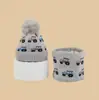 Set de dos piezas de gorro con temática de dinosaurios, nuevo estilo otoño/invierno, gorro para bebé que cubre las orejas, gorro de punto unisex, disponible para producción personalizada