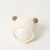 Chapéu de Bebê Novo e Fofo para Outono e Inverno Estilo Coreano Quente e à Prova de Frio Chapéu com Proteção para as Orelhas Macio para Bebê Duas Bolas Chapéu de Urso Macio e Cera Dedo do Pé