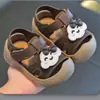 2025 novos sapatos baotou para bebês e crianças pequenas, desenhos animados fofos, sola macia, para usar ao ar livre, sandálias antiderrapantes, sandálias de velcro para bebê, atacado