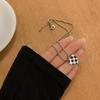 Colar com Pingente de Coração Xadrez Soft Girl Japonês e Coreano Conjunto de Pulseira Feminina Design de Nicho Corrente para Suéter da Moda 2025