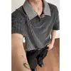 Camisa Polo de Hombre de Verano con Patrón de Espiga Gris, Manga Corta, Peso Pesado, Falsa Dos Piezas, Camiseta con Hombro Derecho, Cuello de Espiga y Mangas Medias