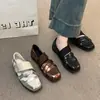 Sapatilhas Esportivas de Nicho Estilo Francês para Mulheres 2026 Primavera e Outono Novos Bico Quadrado Velcro Versátil Moda Nova Tendência de Sapatos