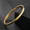 Pulseira Masculina Simples para Casal de Aço Titânio Quente Banhada a Ouro 18K Europeia e Americana Aço Inoxidável Antidesbotamento Joias da Moda