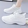 Tênis Esportivos de Malha para Mulheres 2026 Verão Novo Estilo Coreano Sapatos Casuais Tecido Fly-Weave com Cadarço Confortáveis Leves de Sola Grossa Tênis de Corrida