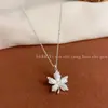 Collar de Cuentas de Concha con Colgante de Hoja de Arce, Temperamental, Moderno, Dulce y Versátil, Cadena Clavicular Personalizable de Lujo Accesible, Aretes de Alta Gama para Mujer