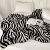 Manta personalizada de zebra de primeira qualidade, segura para bebês, com metade em veludo e dupla face tricotada, adequada para cochilos, lazer e uso em todas as estações.