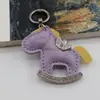 Bestseller transfronteiriço: Chaveiro "Fique Rico Logo" cravejado de diamantes, pingente de bolsa cavalo de balanço em PU, cavalo pequeno criativo estilo ins, atacado de fábrica