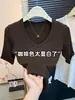 Camiseta de color liso para mujer, hombro normal, cuello en V, manga de tres cuartos, nuevo estilo de otoño, con diseño de cintura fruncida, corte ajustado, favorecedor, versátil y moderna, top de manga media