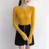 Fotos reales de la nueva colección otoño/invierno: un top de punto fino, corto y ajustado con un escote redondo bajo que deja ver la clavícula, con botones y disponible en azul