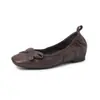 Zapatos de charol de cordero de primera capa suaves y grandes con lazo, boca poco profunda, cómodos de llevar, puntera cuadrada, aumento de altura interior de 4 cm, estilo francés plisado, zapatos de mujer