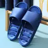 Pantuflas de baño antideslizantes de suela gruesa para hombre, adecuadas para uso interior y exterior en verano, con drenaje lateral y una sensación cómoda al pisarlas, pantuflas para hombre para bañarse
