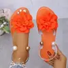 Sandálias de férias estilo boho europeu e americano para mulheres, com tiras de tornozelo florais tridimensionais laranja e pérolas, sapatos casuais baixos, disponíveis para venda transfronteiriça