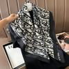Pañuelo cuadrado pequeño de 90 cm pañuelo de seda vintage pañuelo de seda con estampado de letras tridimensional para dama nuevo pañuelo profesional pañuelo de satén venta al por mayor