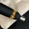 Anillo hueco irregular con forma de flor incrustado con circonitas, exquisitamente diseñado para mujer en color oro café, accesorio de mano versátil y simple para el día a día