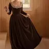 Vestido de Veludo Elegante Vintage Marrom Escuro com Detalhes de Renda, Decote Quadrado, Mangas Longas e Barra Ampla, Vestido de Festa Estilo Corte