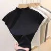 Top de color liso ajustado de alta gama, nuevo modelo 2026, de punto de manga corta con cuello semi-alto, prenda exterior elegante y sencilla de manga corta