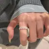 Conjunto de anillos de diseño nicho, estilo coreano, con delicados acentos de zirconia cúbica, perfecto para apilar, exuda una vibra suave y elegante, ideal para el uso diario