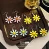 Brincos de Gancho Coloridos Simples em Forma de Margarida Estilo Coreano, Brincos de Flor Únicos com Bloqueio de Cores Dopamina, Brincos Doces e Frescos Estilo Coreano
