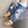 Jeans bordados de oso estilo coreano para niñas, pantalones largos elegantes de moda para otoño e invierno 2026 para niñas pequeñas