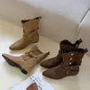 Fivela de Cinto Estilo Coreano Botas Curtas Femininas 2026 Nova Coleção Outono Inverno Bico Fino Couro Fosco Salto Baixo Versátil Botas de Motociclista Botas Fashion