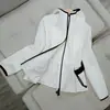 2026 Nueva Chaqueta Ligera de Plumas con Capucha Estilo Europeo Patchwork Corta Ajustada Abrigo de Moda Europea Tendencia para Mujer