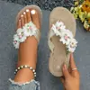 Chinelos Femininos Europeus e Americanos Transfronteiriços Salto Baixo Chinelos de Dedo para Praia Flores Tecidas da Moda 2026 Atacado Tamanho Grande
