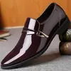 Otoño 2026 Nuevos Zapatos de Cuero para Hombre Estilo Coreano Moda Casual Mocasines Charol Brillante Zapatos de Negocio para Hombre Venta al por Mayor Transfronteriza
