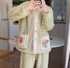 Pijama de forro polar coral para mujer, nuevo estilo de invierno, cálido y acogedor, conjunto de cárdigan con estampado de arcoíris, engrosado y con diseño de jacquard, una excelente opción para ropa de estar para mujer