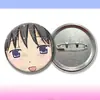 Insignia de hojalata de Madoka Kaname, la Chica Mágica, conmemorativa del concierto.