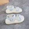Sandálias de praia fofas com fechos de velcro para combinar com saias, nova moda de verão 2026, sapatos romanos versáteis para meninas usarem ao ar livre
