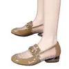 Sapatilhas Macias de Couro com Tela 2025 Novo Estilo Sandálias Femininas Vazadas de Salto Baixo Verão Sapatilhas Macias com Solado Flexível Sapatos de Couro Baixos