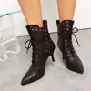 Pedido extranjero transfronterizo otoño e invierno 2026 talla grande botas de caña baja 40-43 punta fina remache cordones frontales botas estilo Martin para mujer