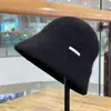 Sombrero de cubo beige elegante de estilo francés para otoño e invierno para mujer, color liso artístico, simple y versátil, sombrero cloché cálido