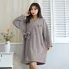 Toalla de baño, bata de baño, bata de baño para adultos para mujer, ponible y envolvente, gruesa y absorbente, adecuada para estudiantes mujeres, suave y de secado rápido para el baño de otoño e invierno